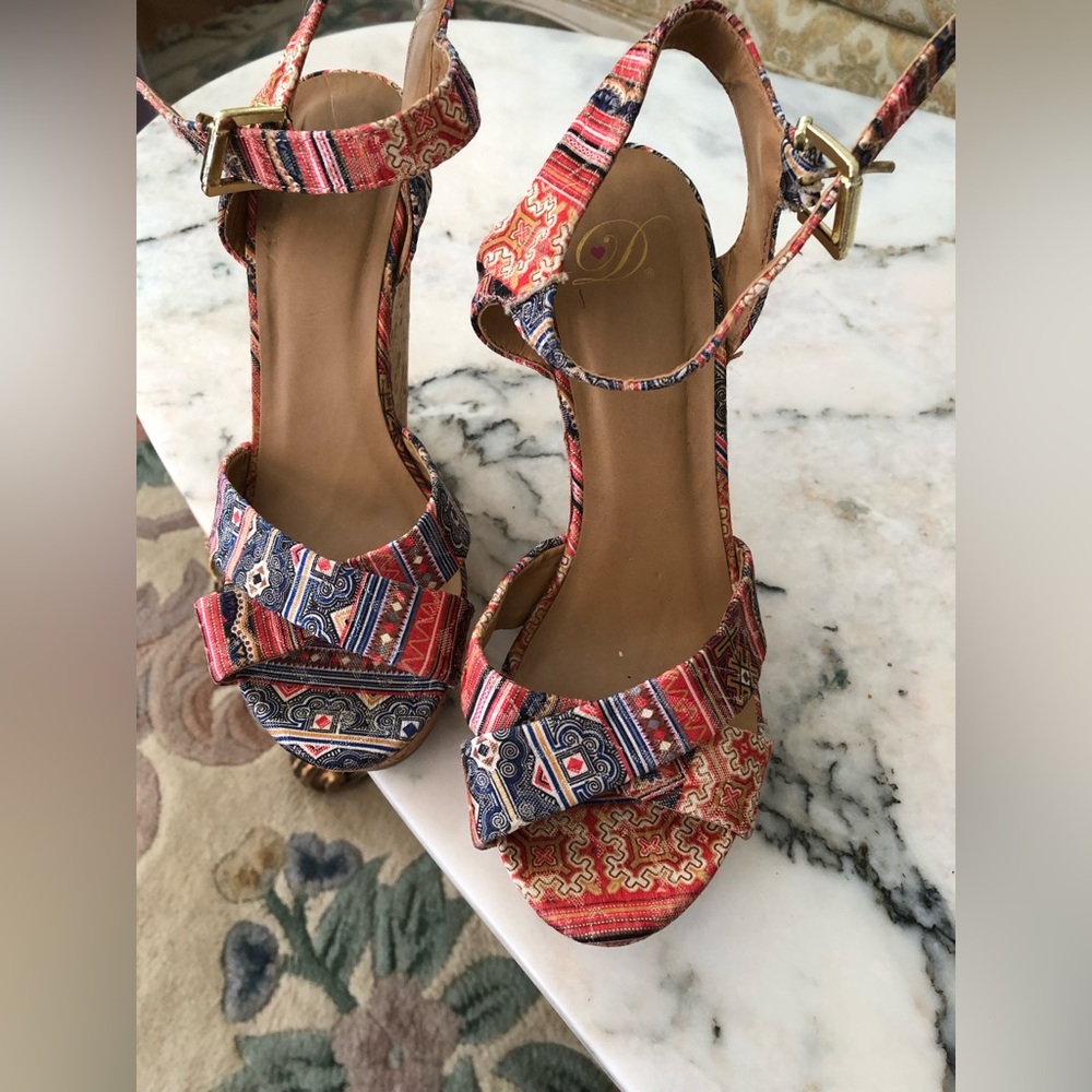 D Heart 6” wedges size 8 excellent condition